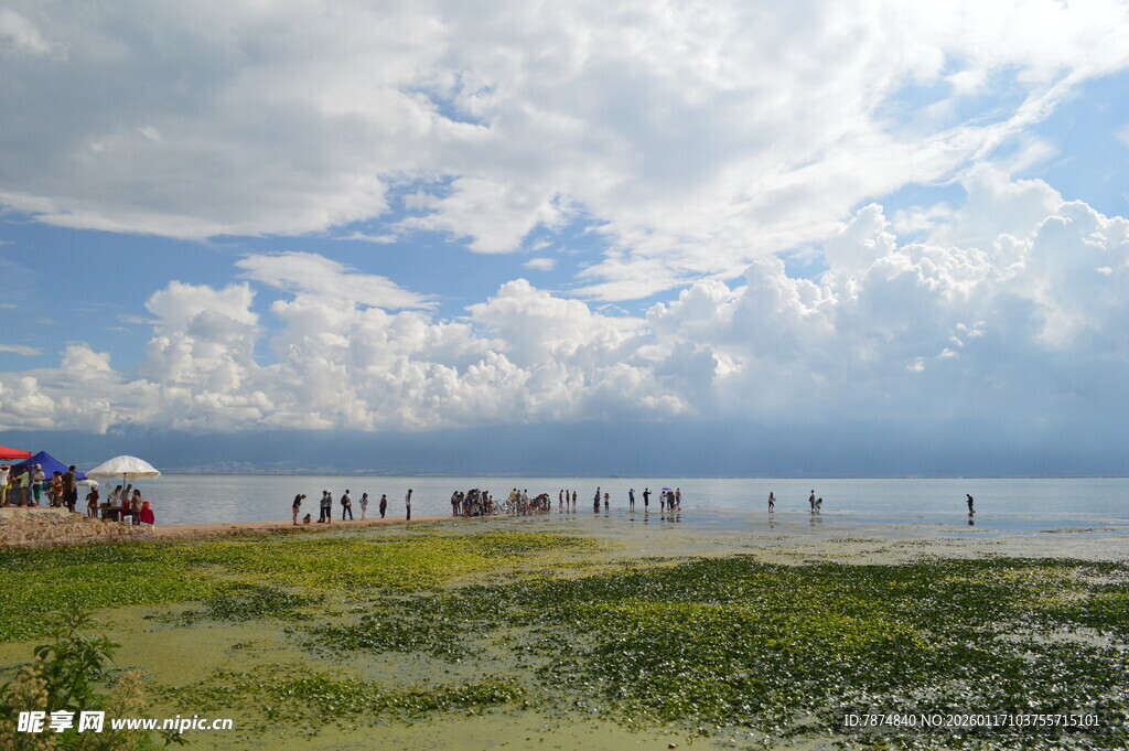 海边休闲场景 人群与蓝天