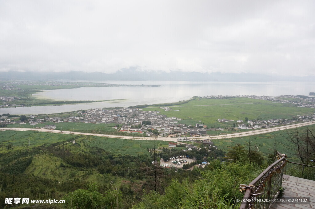 俯瞰山水相依的美丽村落