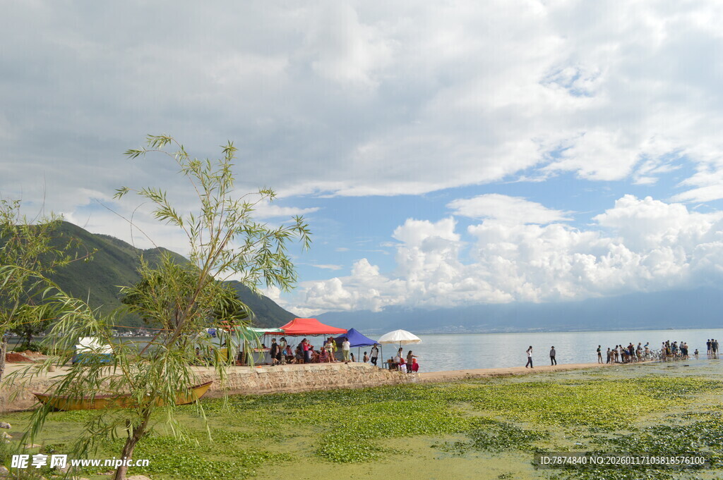 湖畔风光 多彩帐篷点缀美景