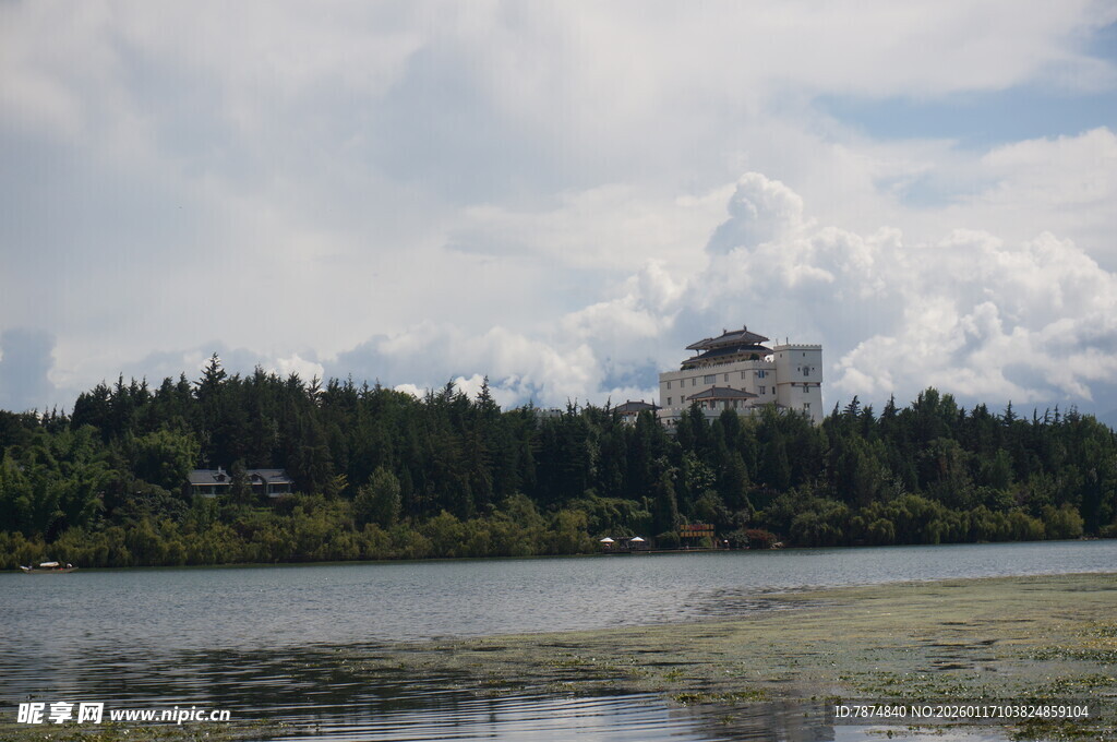 湖畔森林中的建筑远景