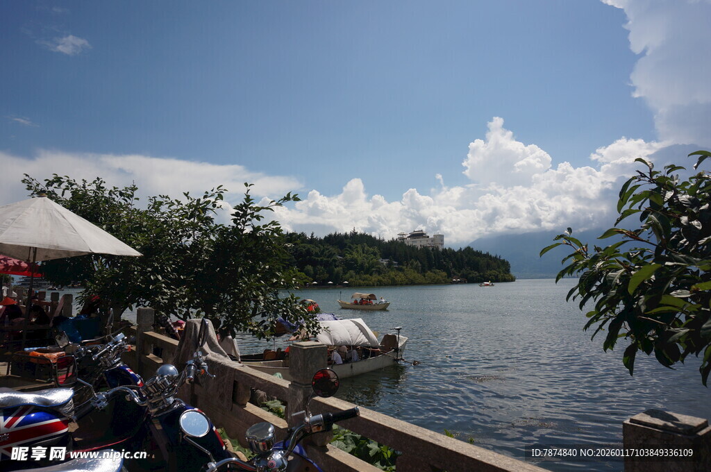 湖畔休闲景致