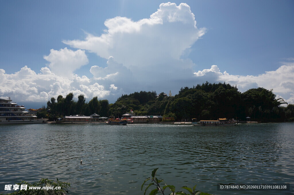 湖畔美景 蓝天白云绿树