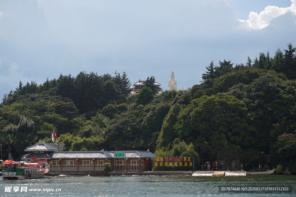 湖畔山林间的静谧景致
