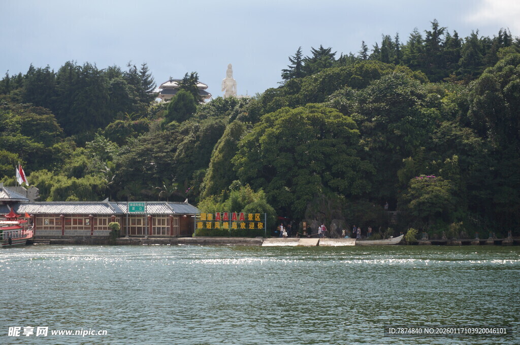 湖畔风景 绿树环绕的建筑