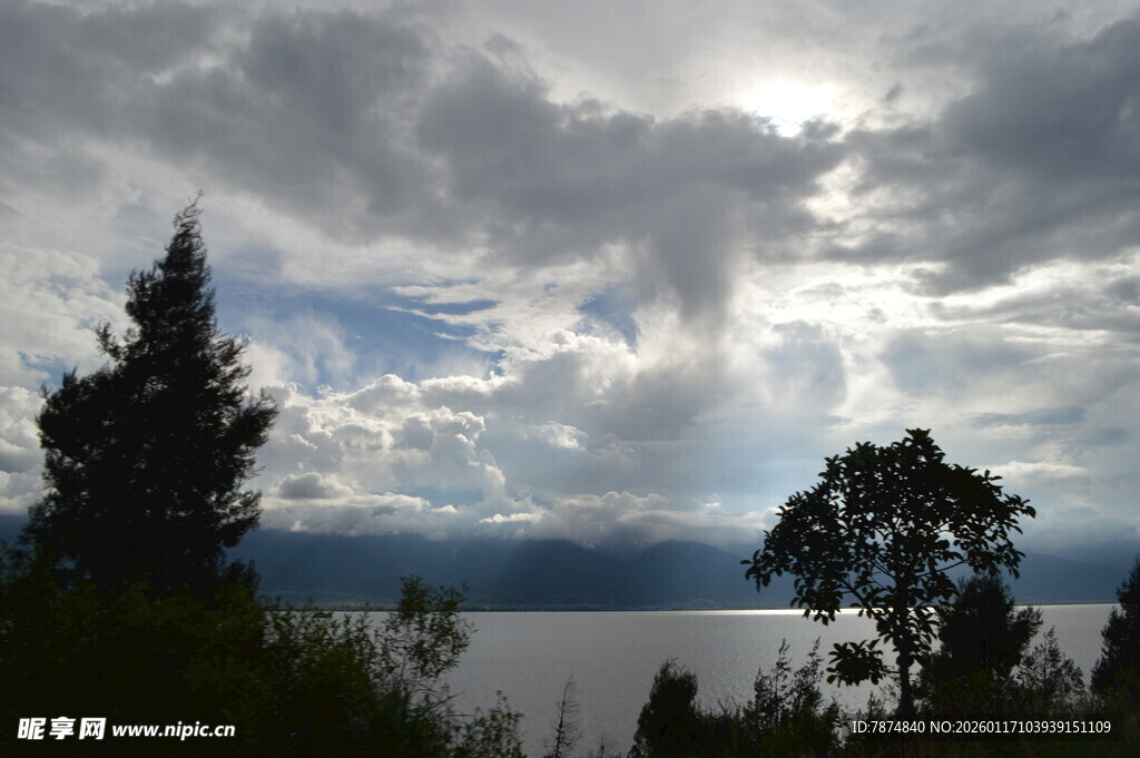 湖畔云景 自然静谧之美
