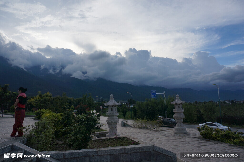 山间云雾缭绕的静谧景致