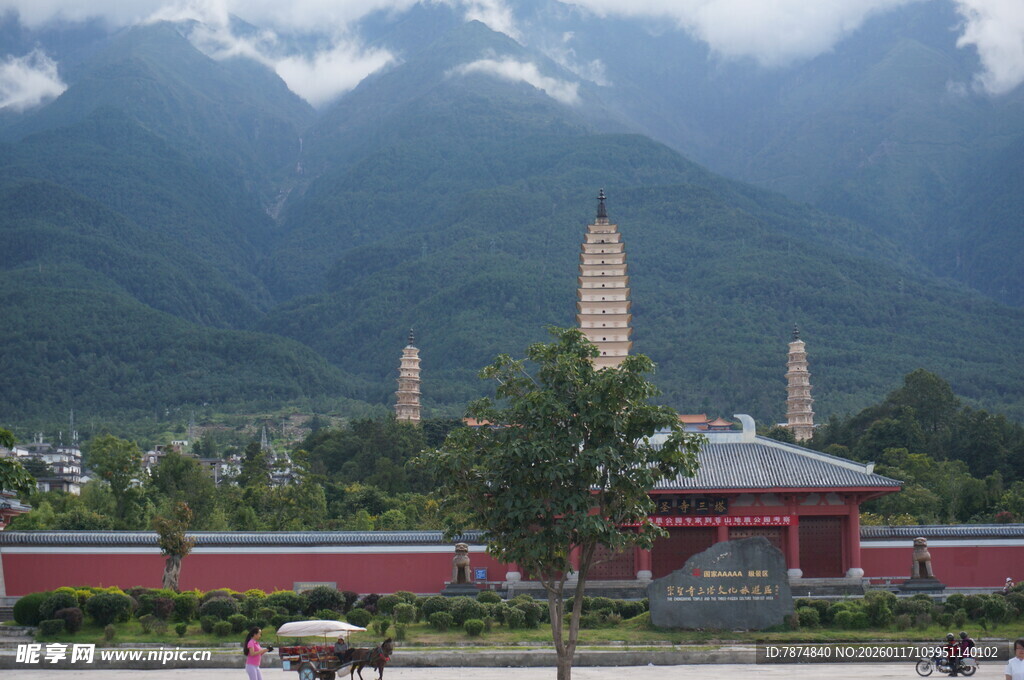 山间古建与巍峨山峰景观