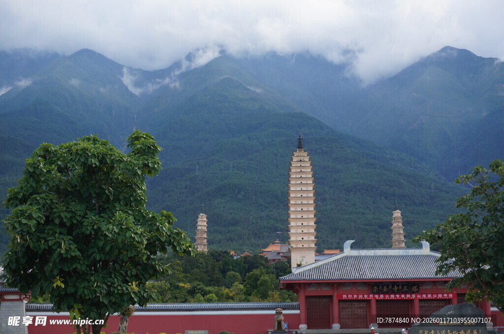 山间古寺与塔的秀丽景致