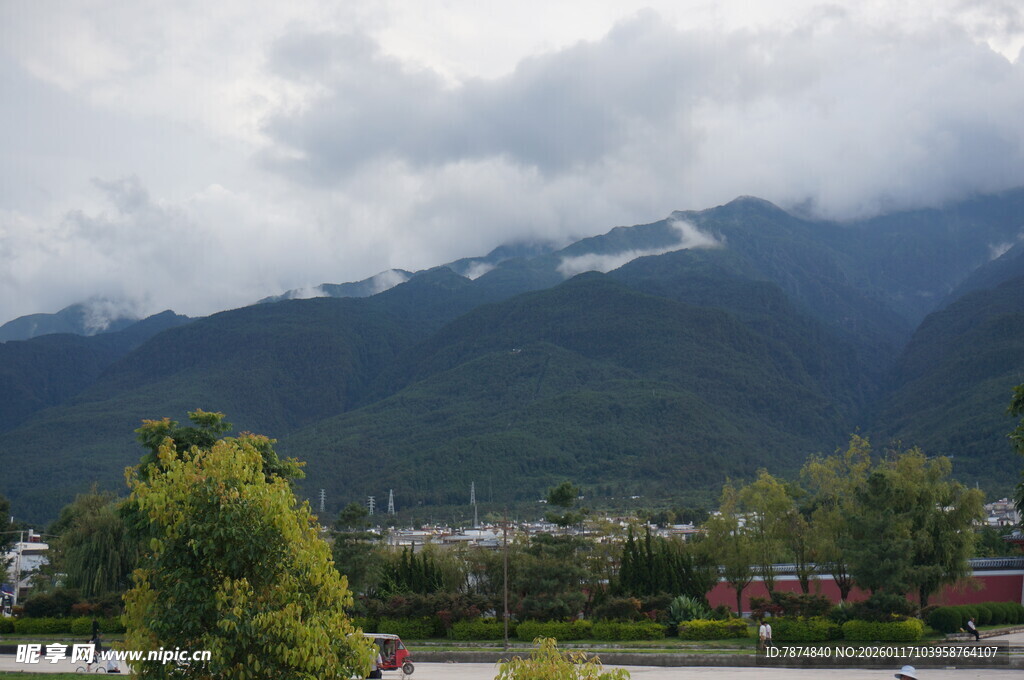 山间风景 绿意与远山相映