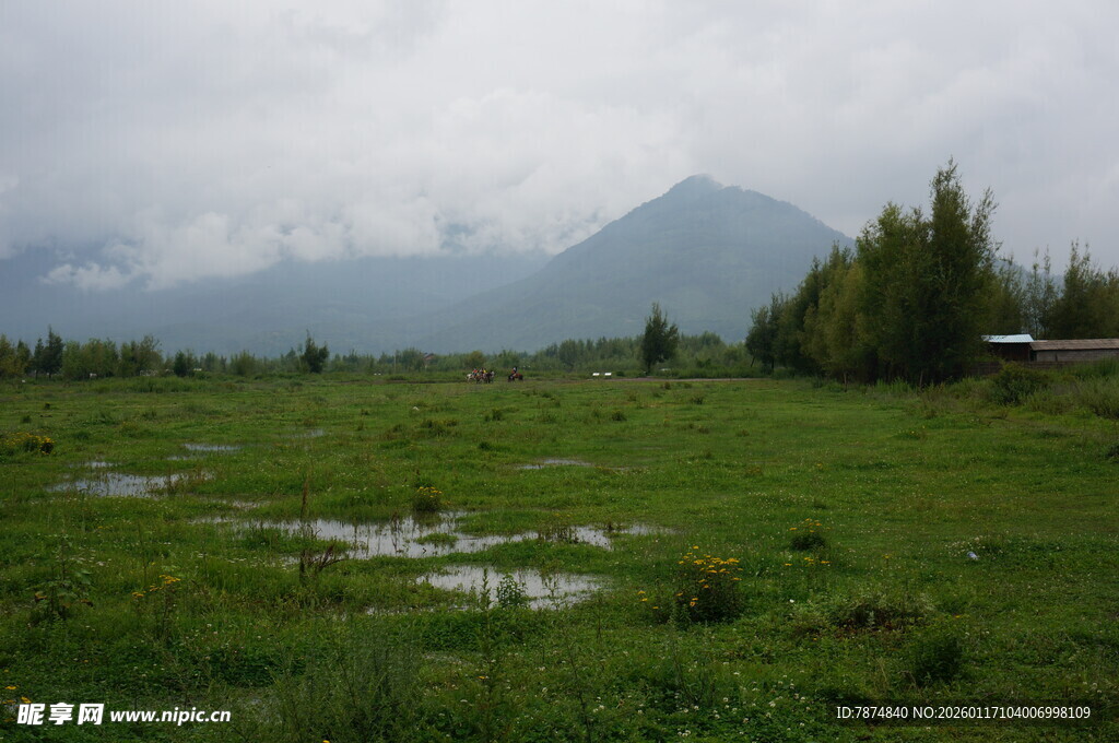 山间绿野 云雾缭绕之景