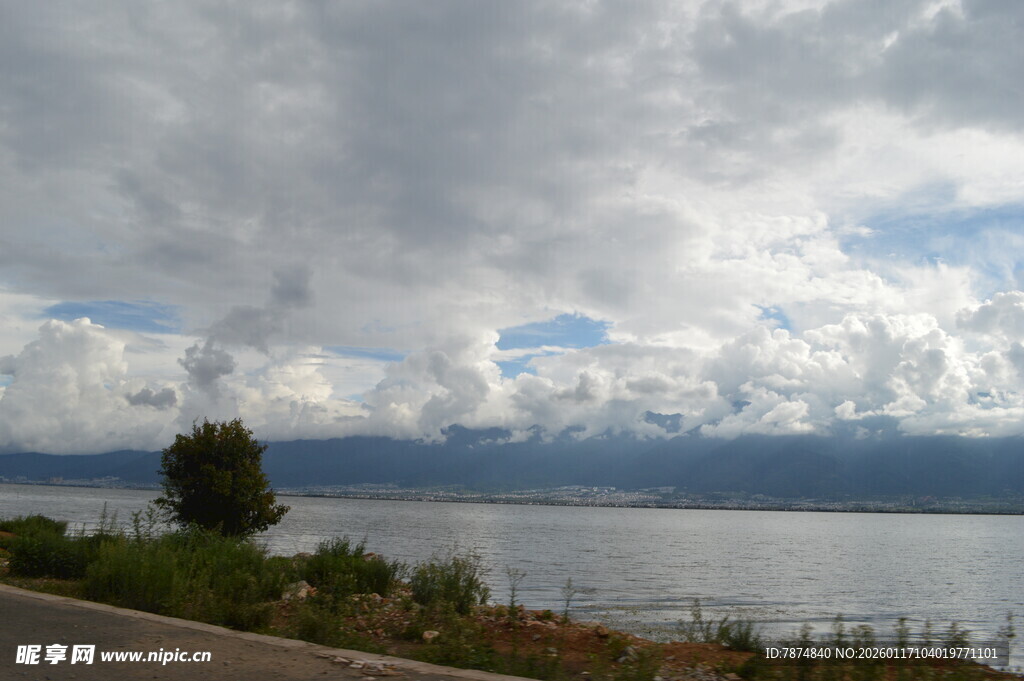 湖畔公路风景