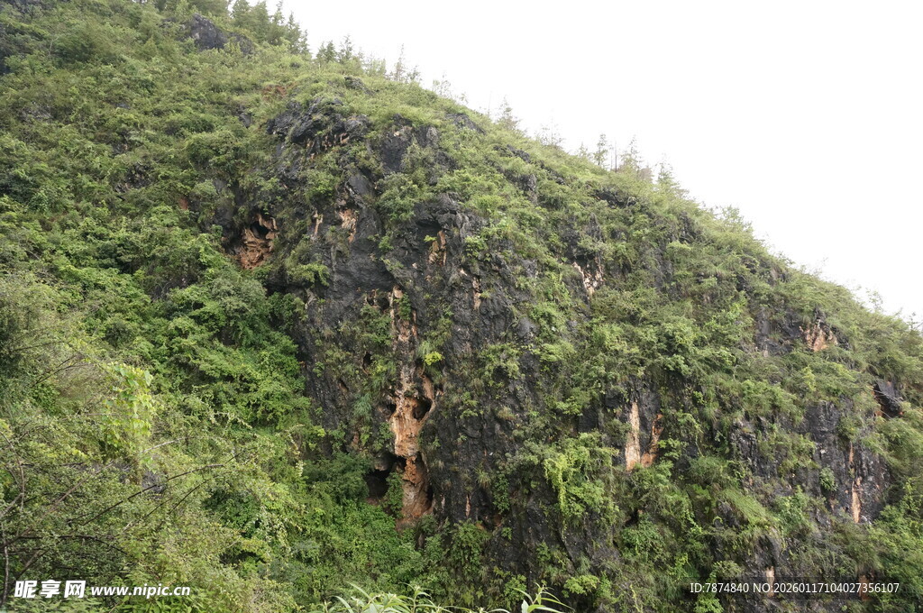 青山翠谷间的嶙峋山壁