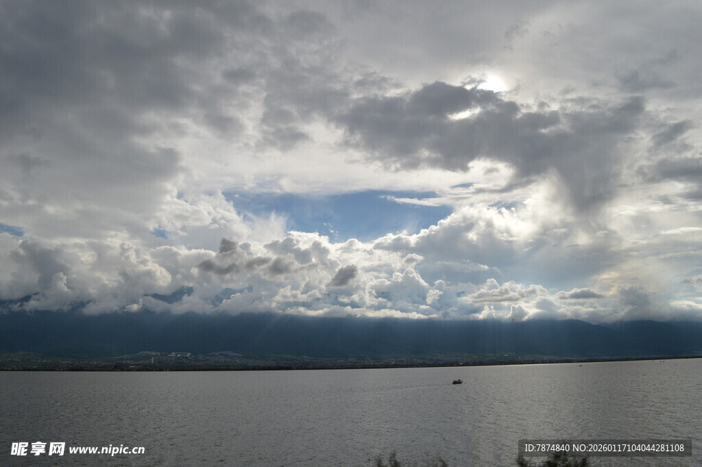湖畔天空 云影天光之景