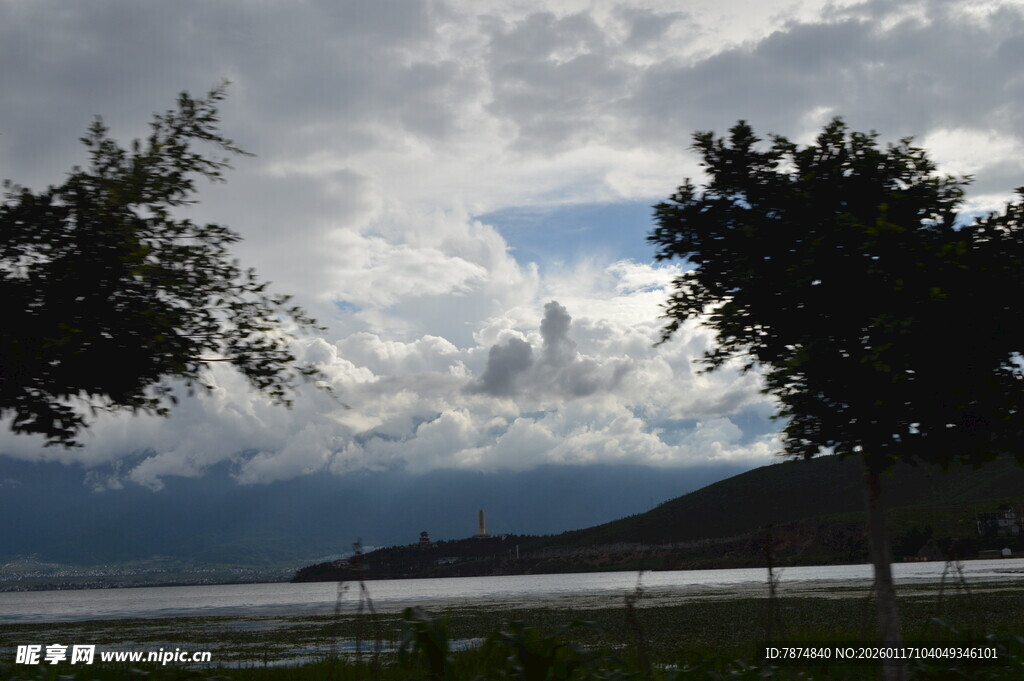 湖畔树木与多云天空景色