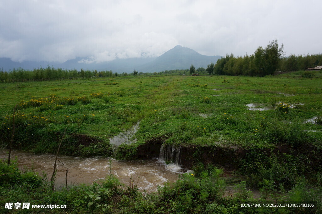 山间绿野溪流自然美景