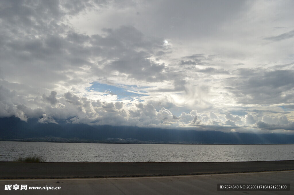 湖畔云天景