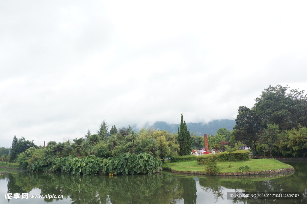 湖畔绿意浓景美如画