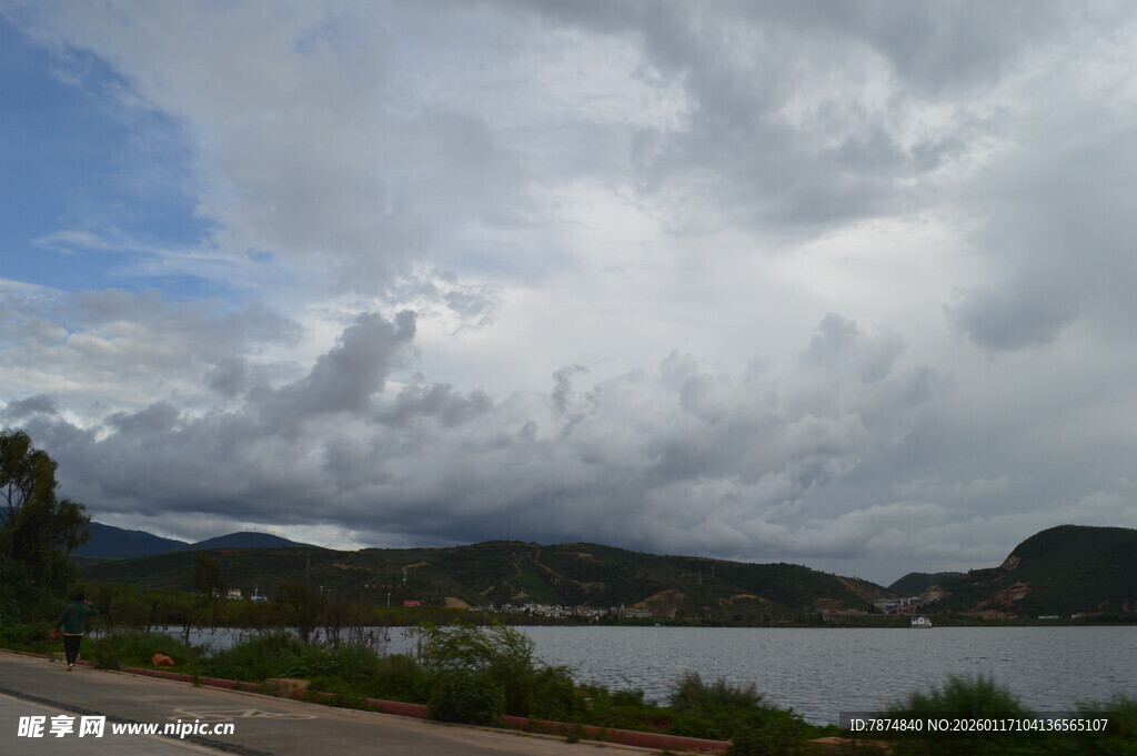 湖畔公路边的多云风景