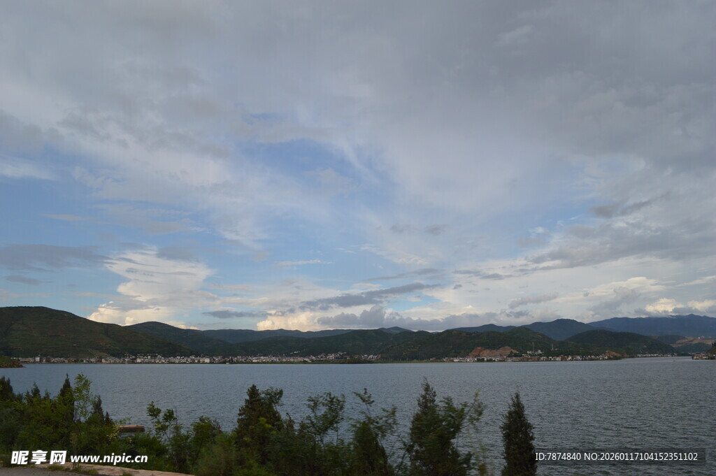 湖畔美景 云绕青山绿水间
