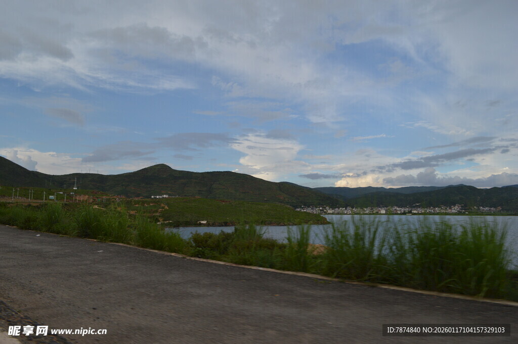 湖畔公路美景