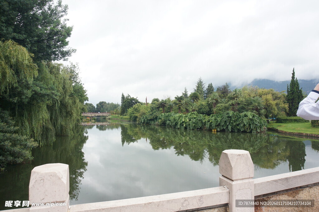 湖畔美景 宁静宜人