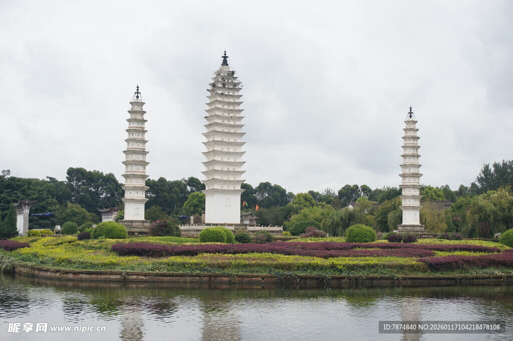 湖畔三塔美景
