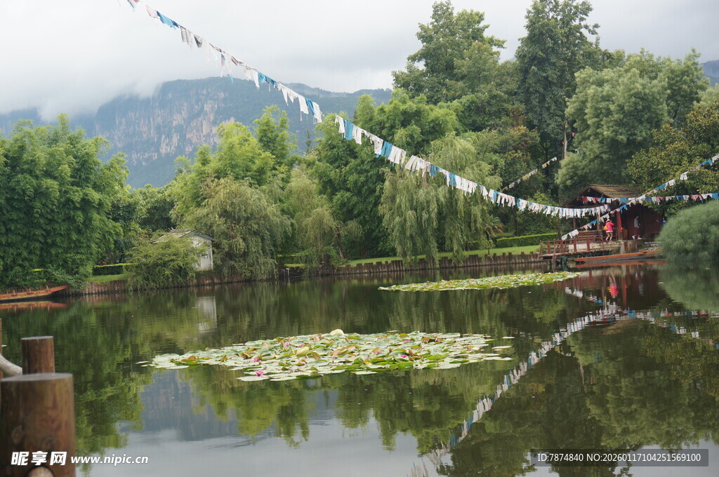 湖畔经幡 静谧山水风光