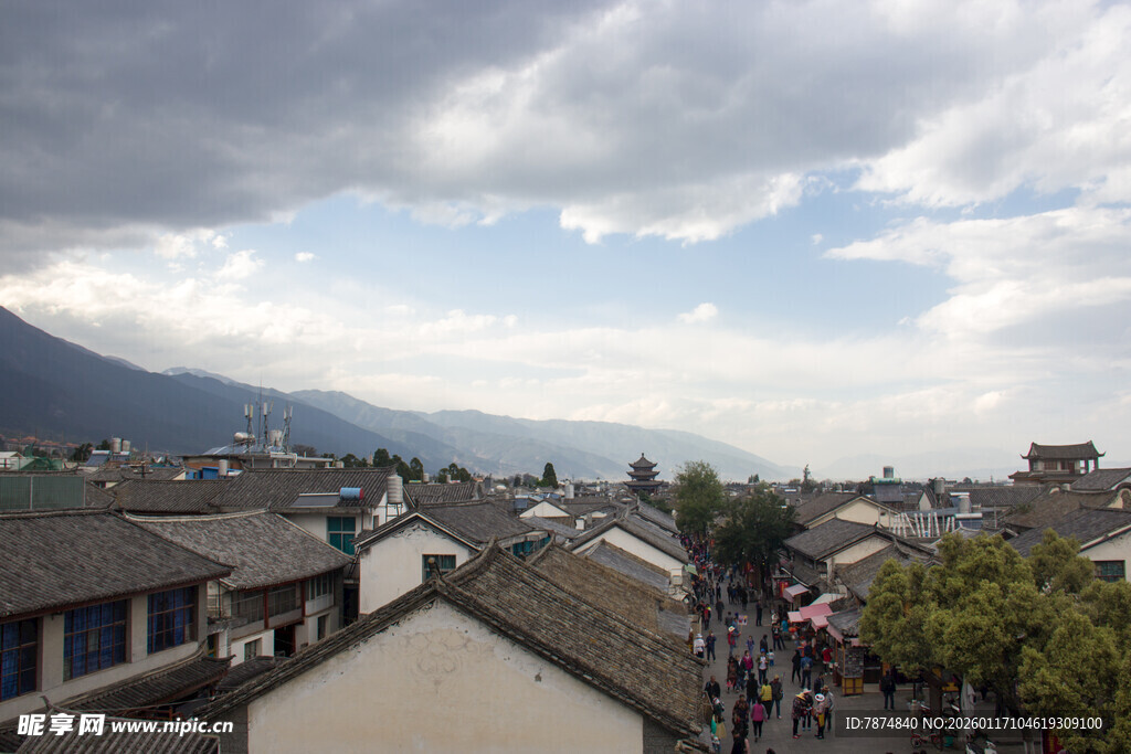 古城屋顶视角下的山水景致