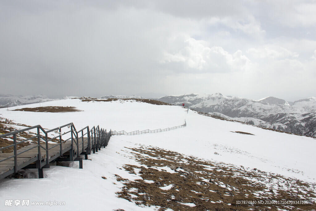 雪山栈道景观