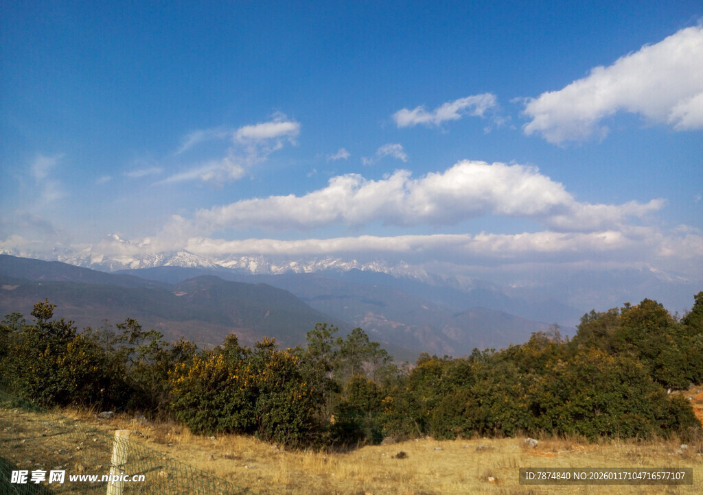 山间美景 蓝天白云映绿野