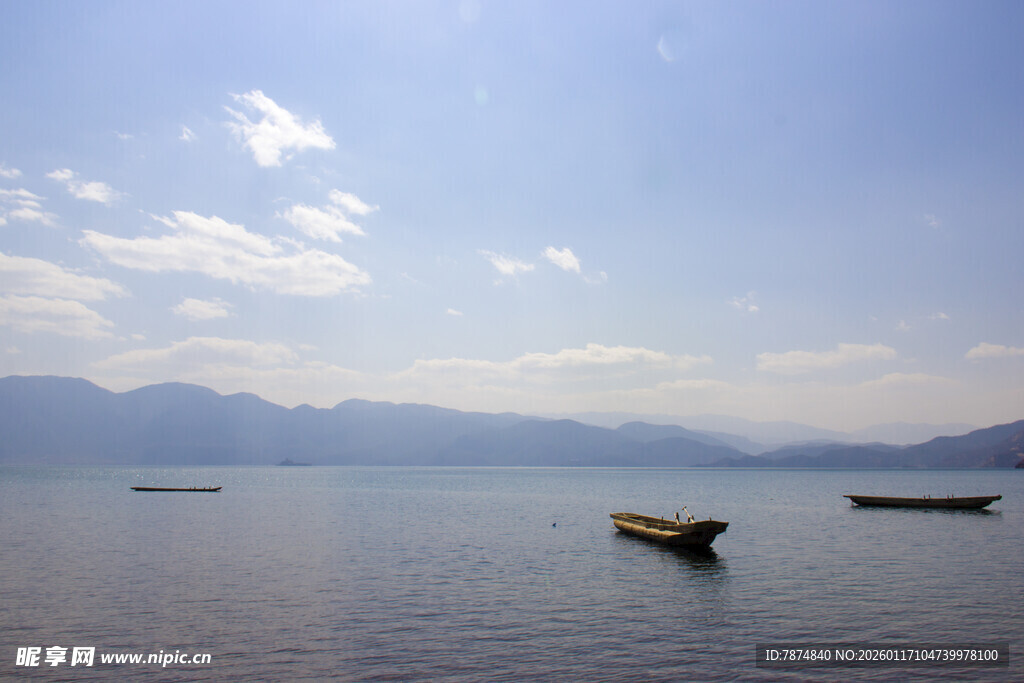 湖面上的小船与远山风景