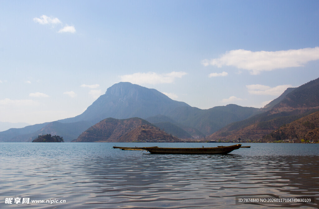 湖中小船与远处山峦美景