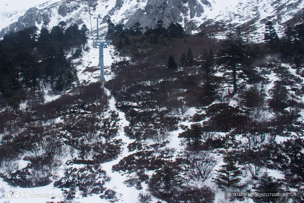 雪山间蜿蜒的雪中小径