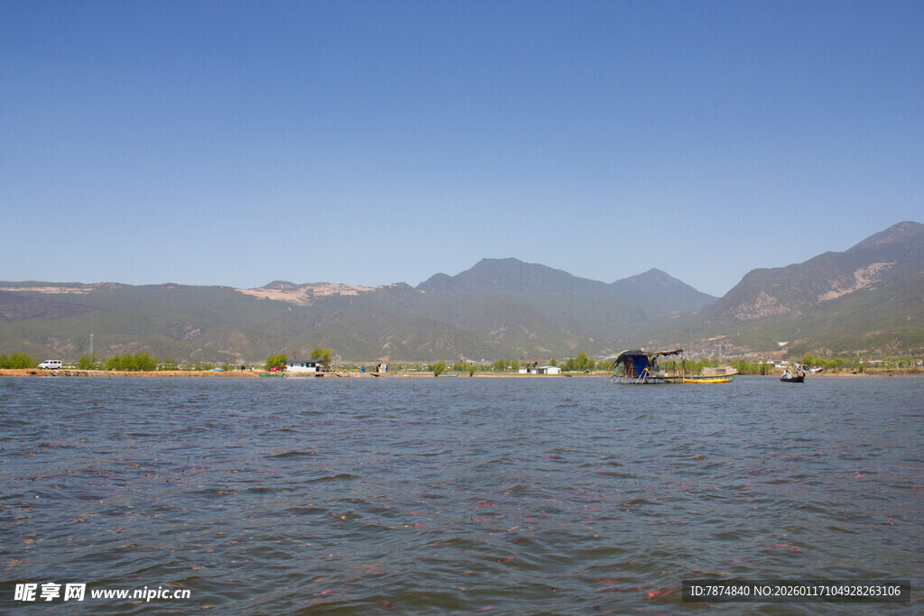 湖畔远山风景