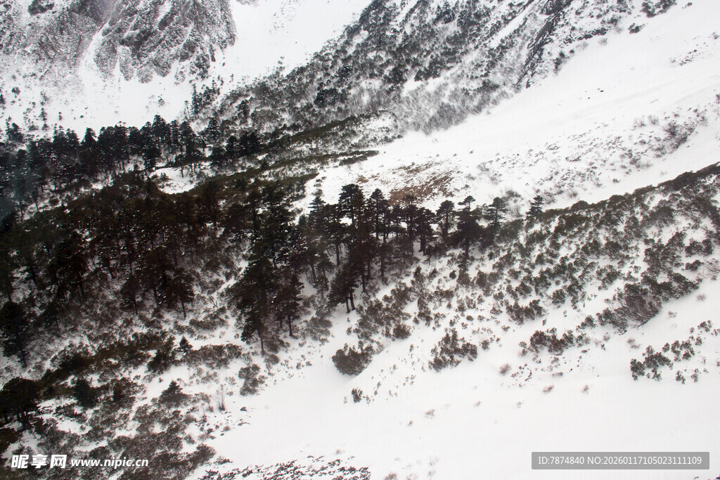 雪山山谷壮丽冬日景象