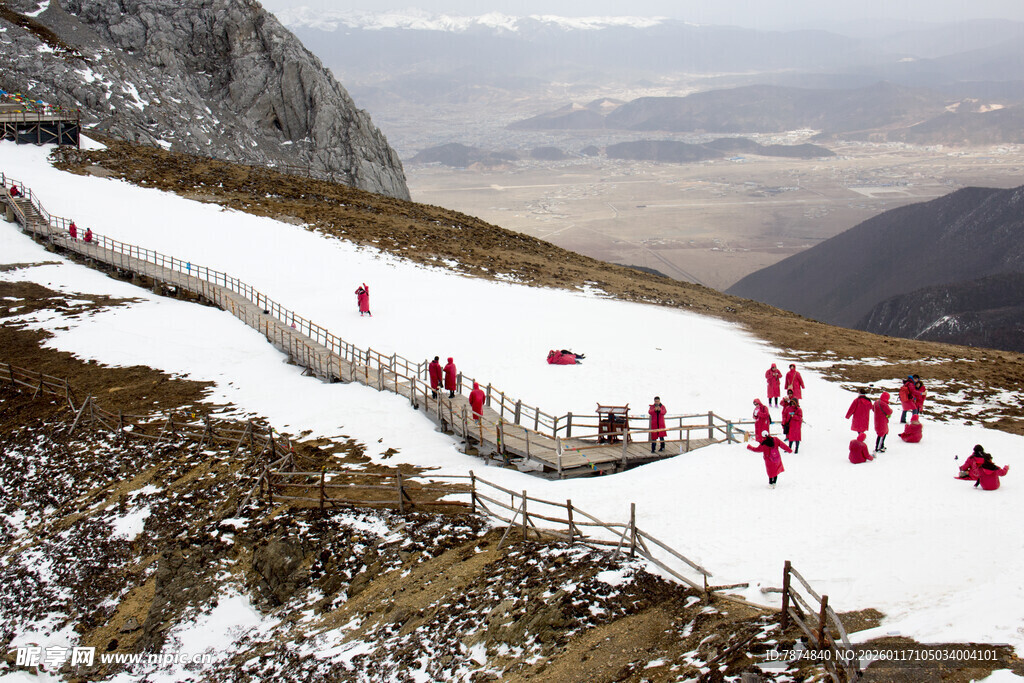 雪山步道上的红衣人群