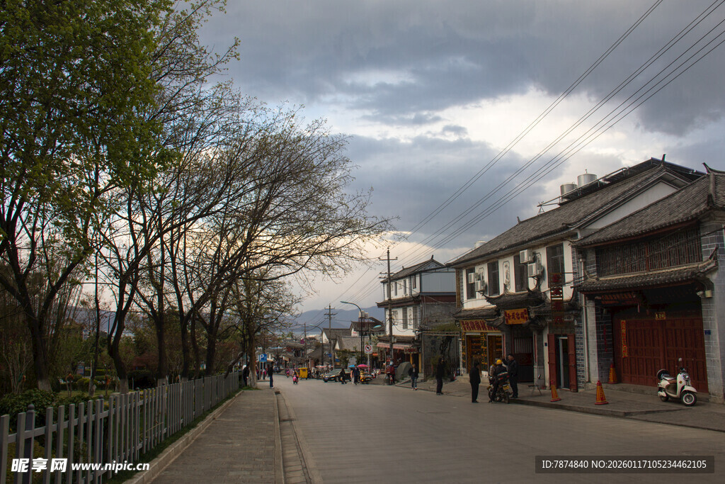古街行人景
