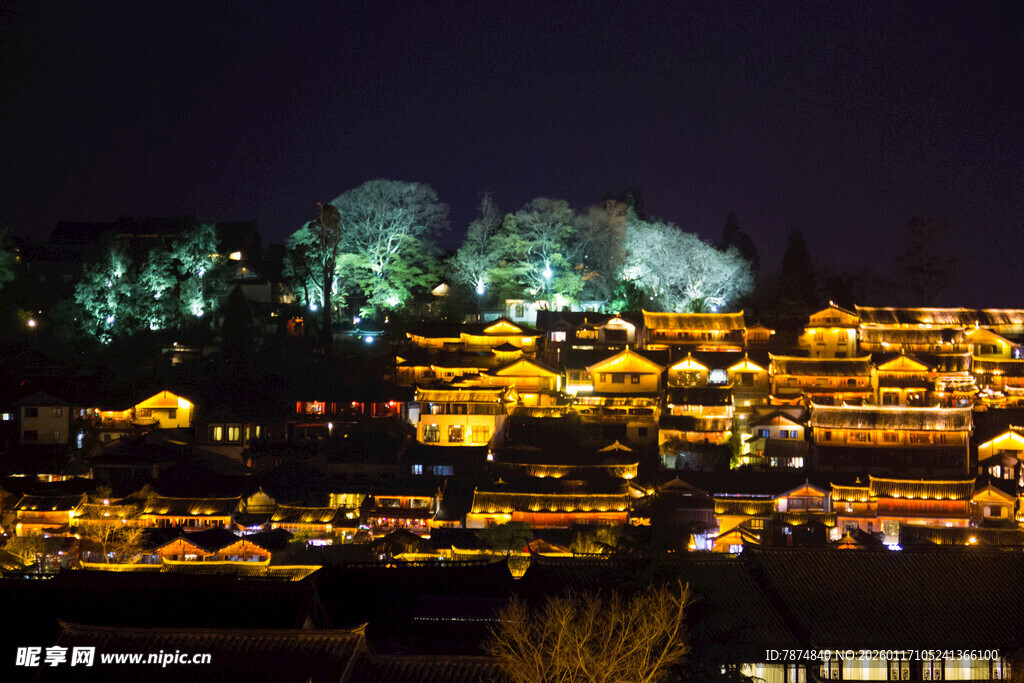 古村夜景 灯火璀璨映山峦