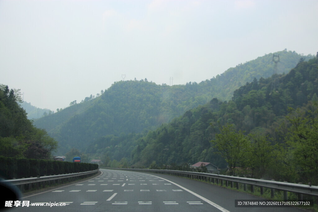 山间高速公路风景