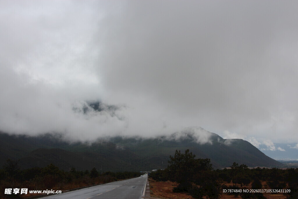 云雾缭绕的山间公路