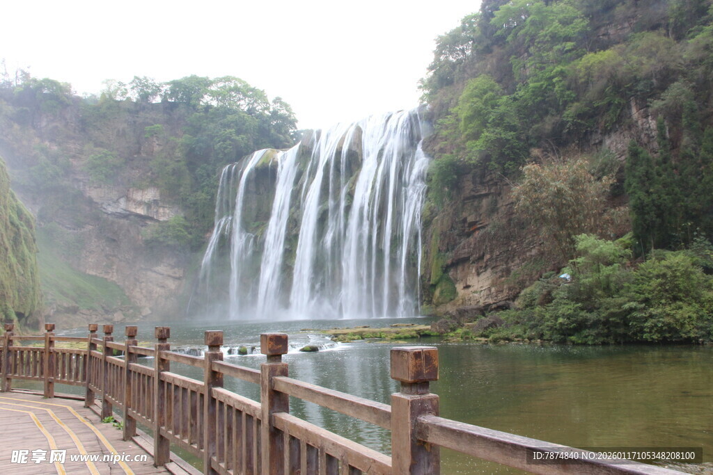 山间栈道旁的壮美瀑布
