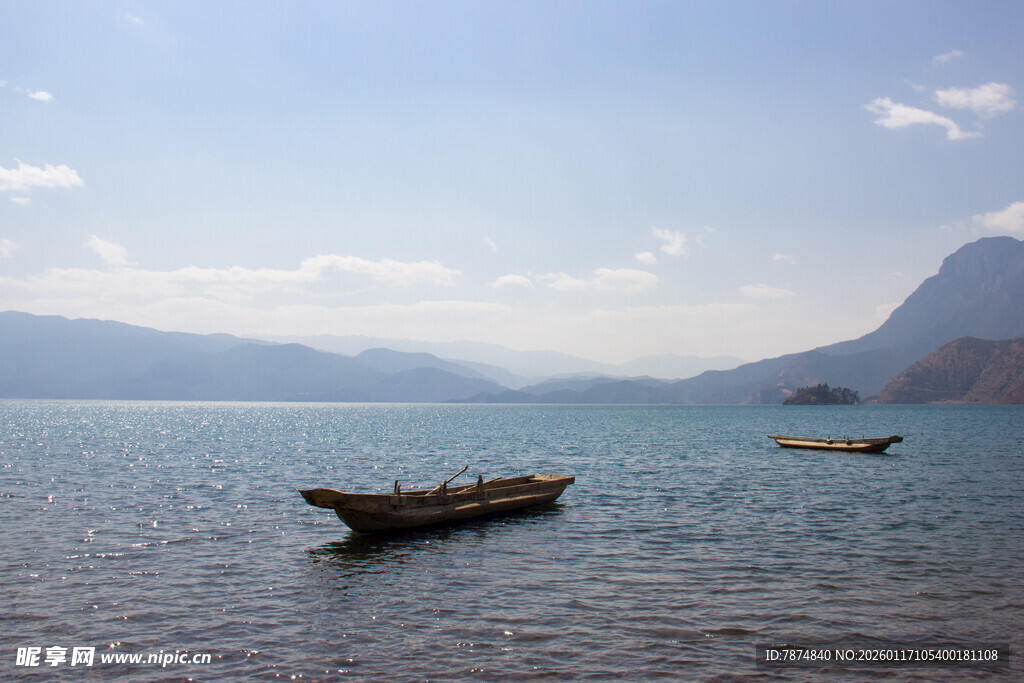 湖面上的小船与远山美景