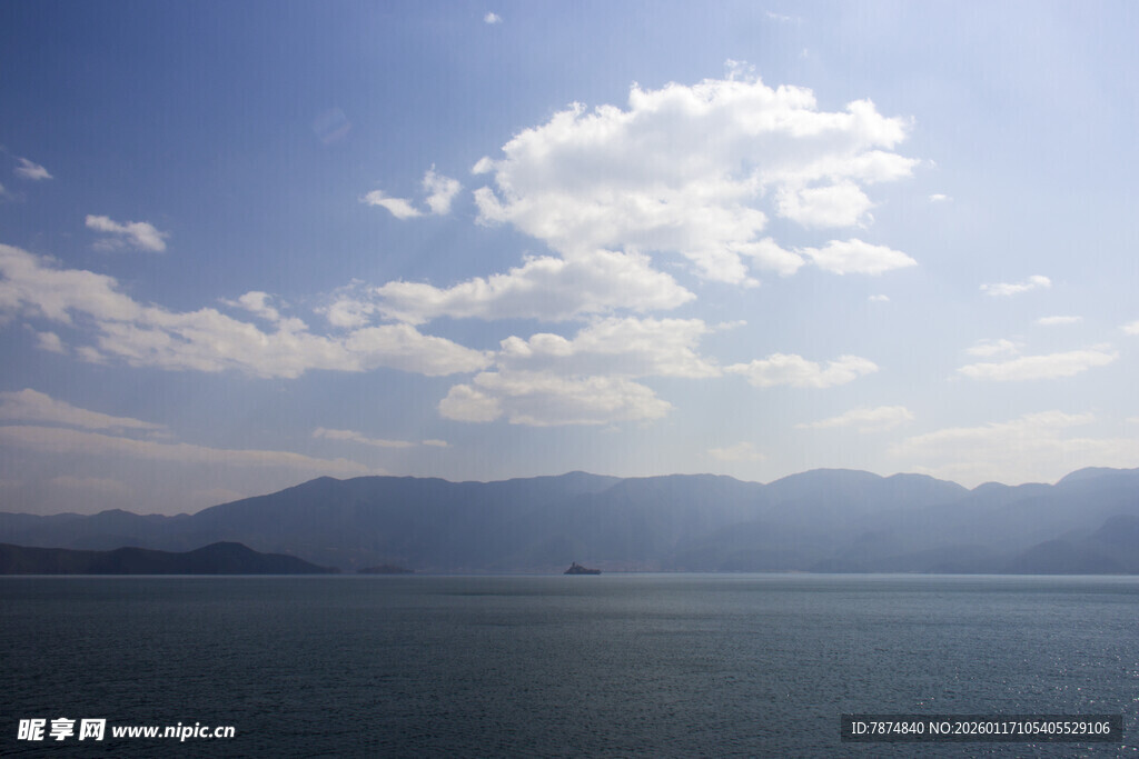 蓝天白云下的宁静湖景