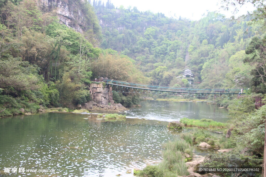 山间绿水环绕的秀丽景致