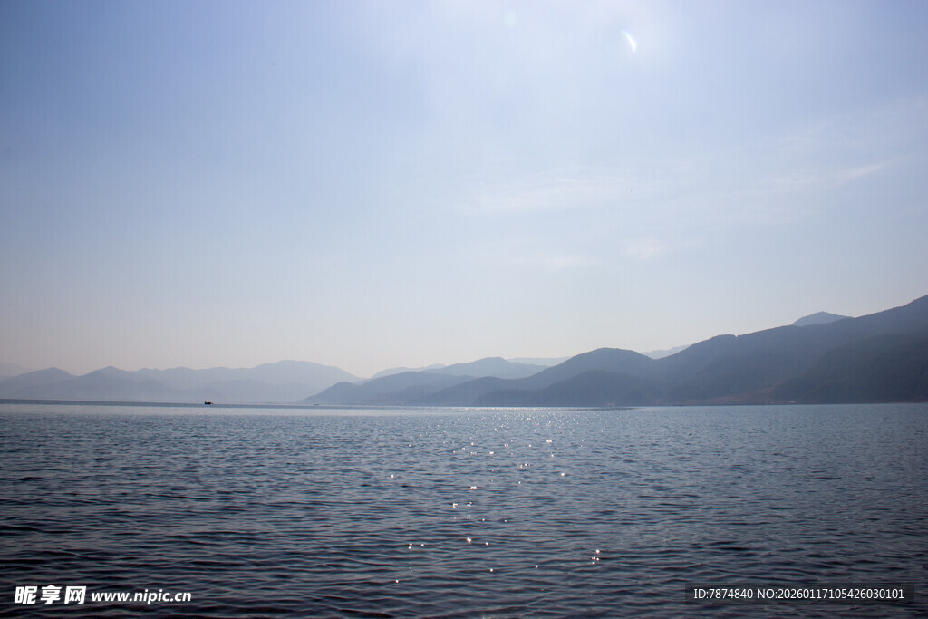 宁静湖面与远处山峦