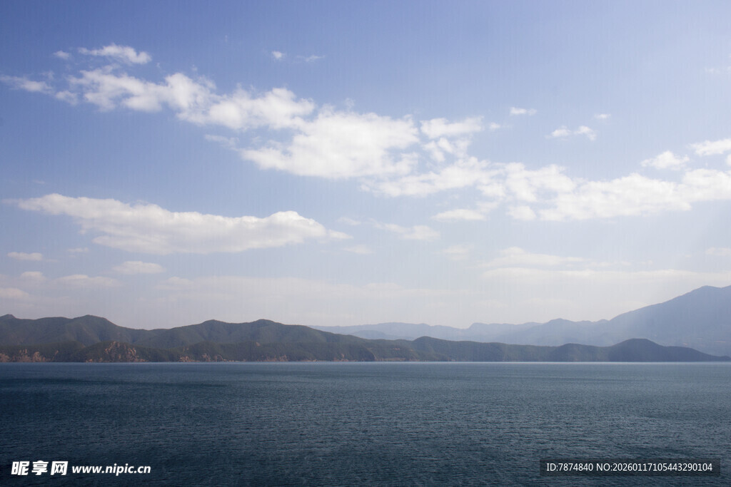 宁静湖景与远处山峦
