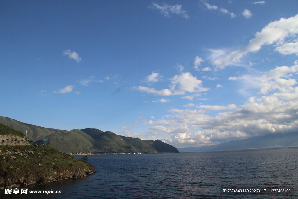 湖畔青山蓝天美景如画