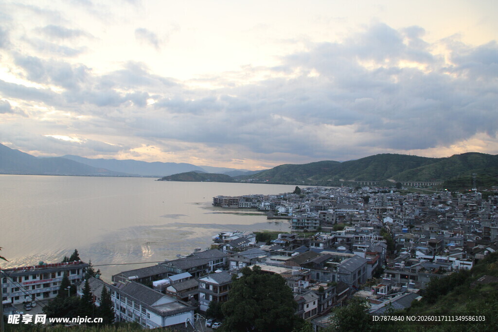 湖畔小城黄昏美景