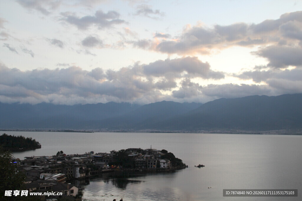 湖畔黄昏美景