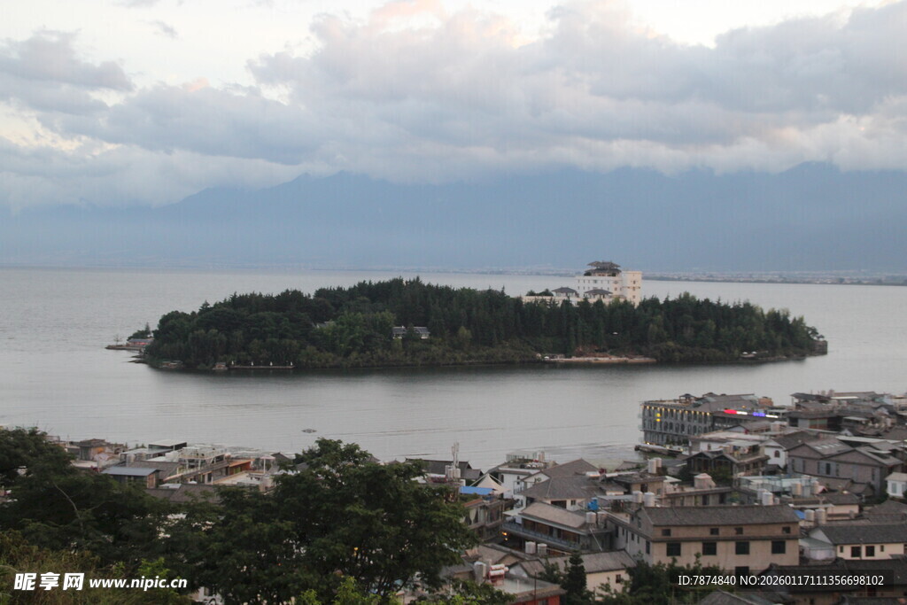湖畔岛屿与城镇风光